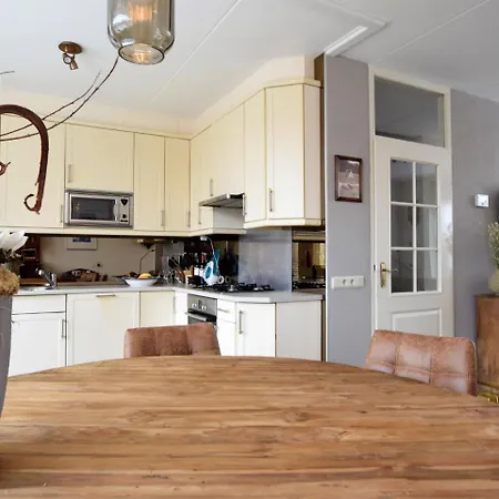 Spacious Holiday In With Garden *